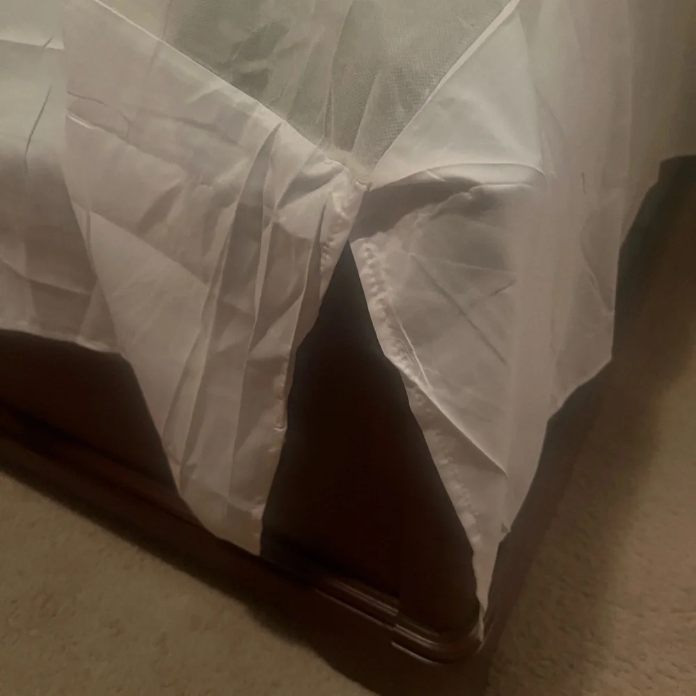 Elegant White Comforter by [Brand]